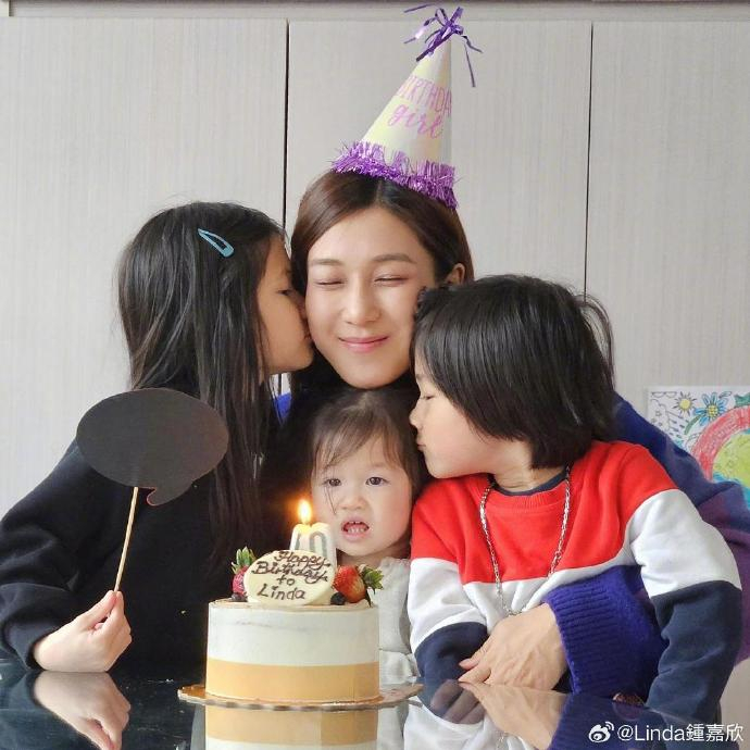 钟嘉欣生日搂三个子女合照 气氛温馨笑容暖人