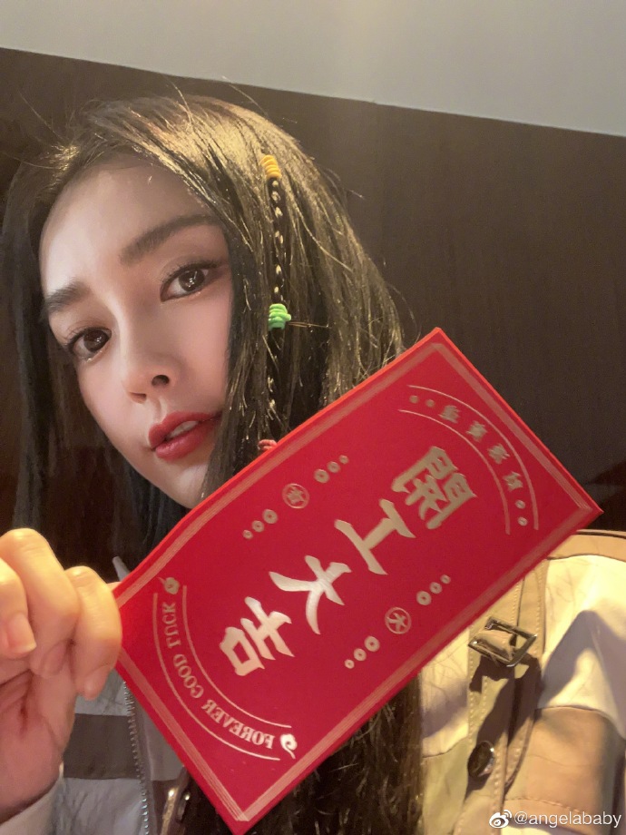 Angelababy晒自拍美照五官精致 甜问粉丝“喜欢哪个”