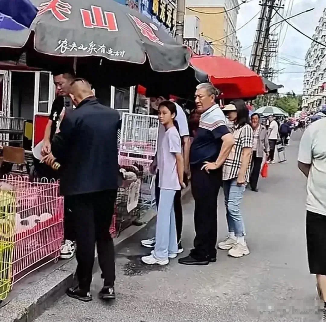 贾乃亮带甜馨回东北看爷爷奶奶，祖孙三人逛菜市场，甜馨身高惊人