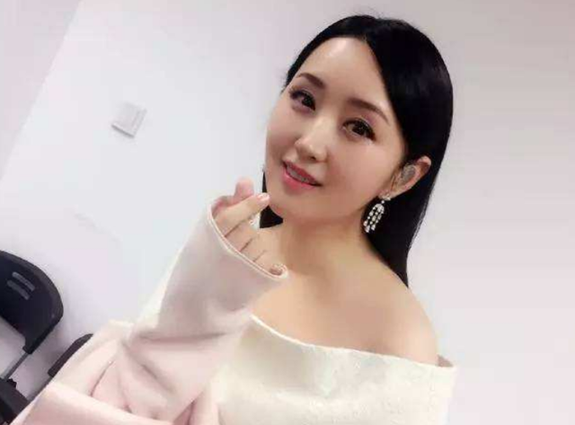 杨钰莹“真人”长啥样？看到无美颜的照片后，网友：确定是49岁？