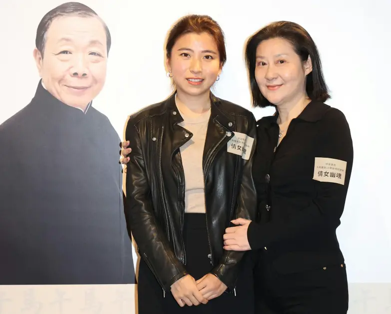 午马去世10年，遗孀守丧9年只穿黑袍，26岁女儿很漂亮但不想做演员