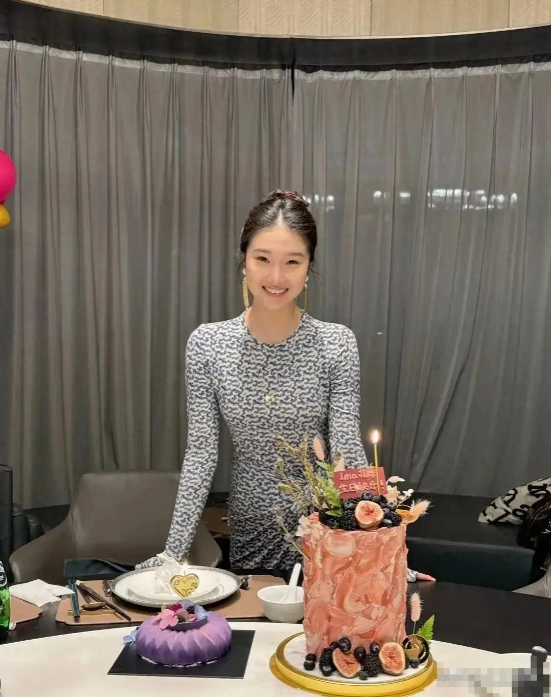 文章大女儿16岁生日，一家四口一起聚餐，马伊琍微醺满面红光