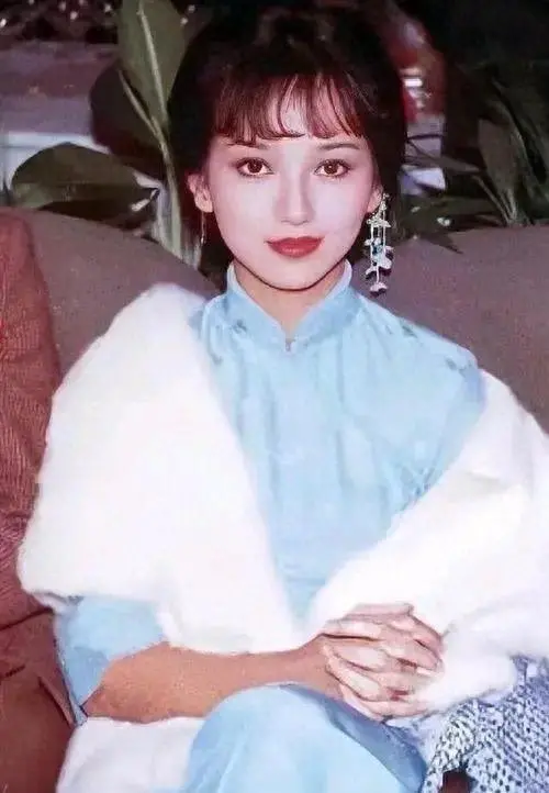 赵雅芝算不算顶级大美人？看到她1982年和林青霞合照你就有答案了