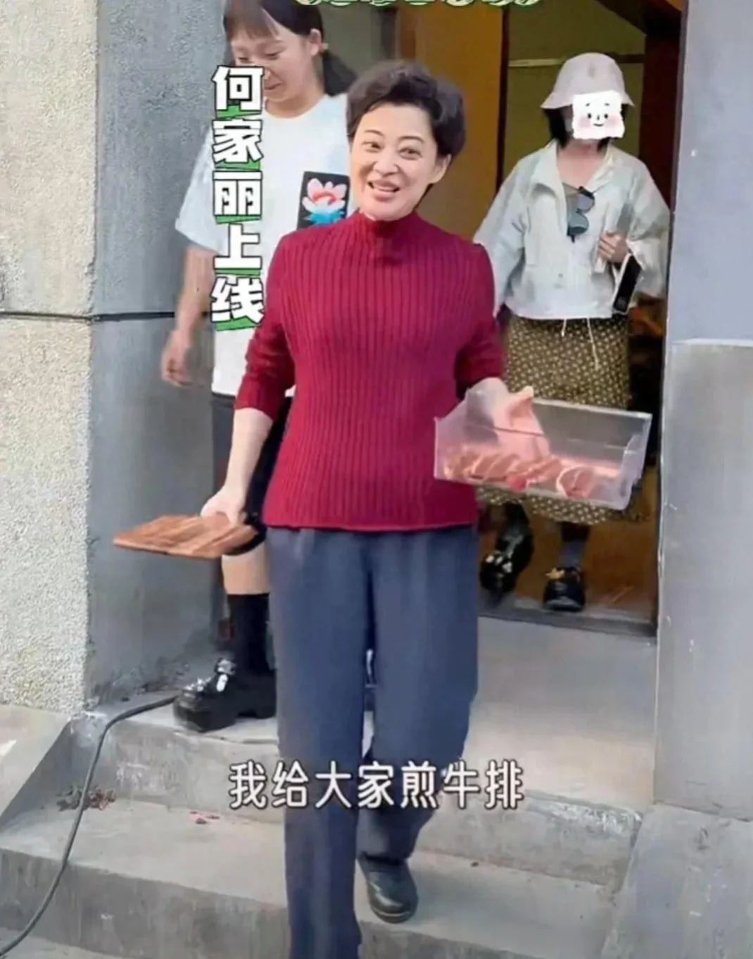 梅婷在剧组做饭，为同事煎牛排毫无前辈架子，新戏剪短发尽显老态