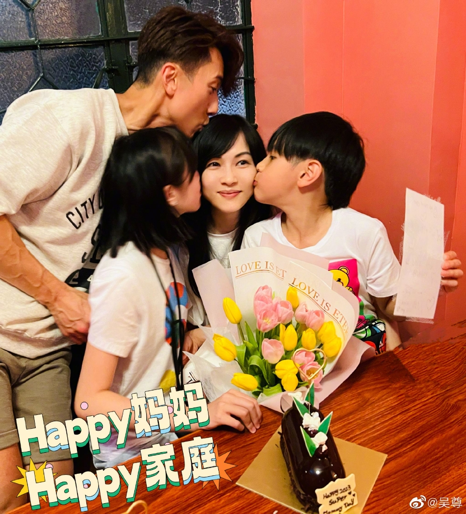 吴尊晒一家四口合照为老婆庆祝节日 亲吻林丽吟发顶好甜