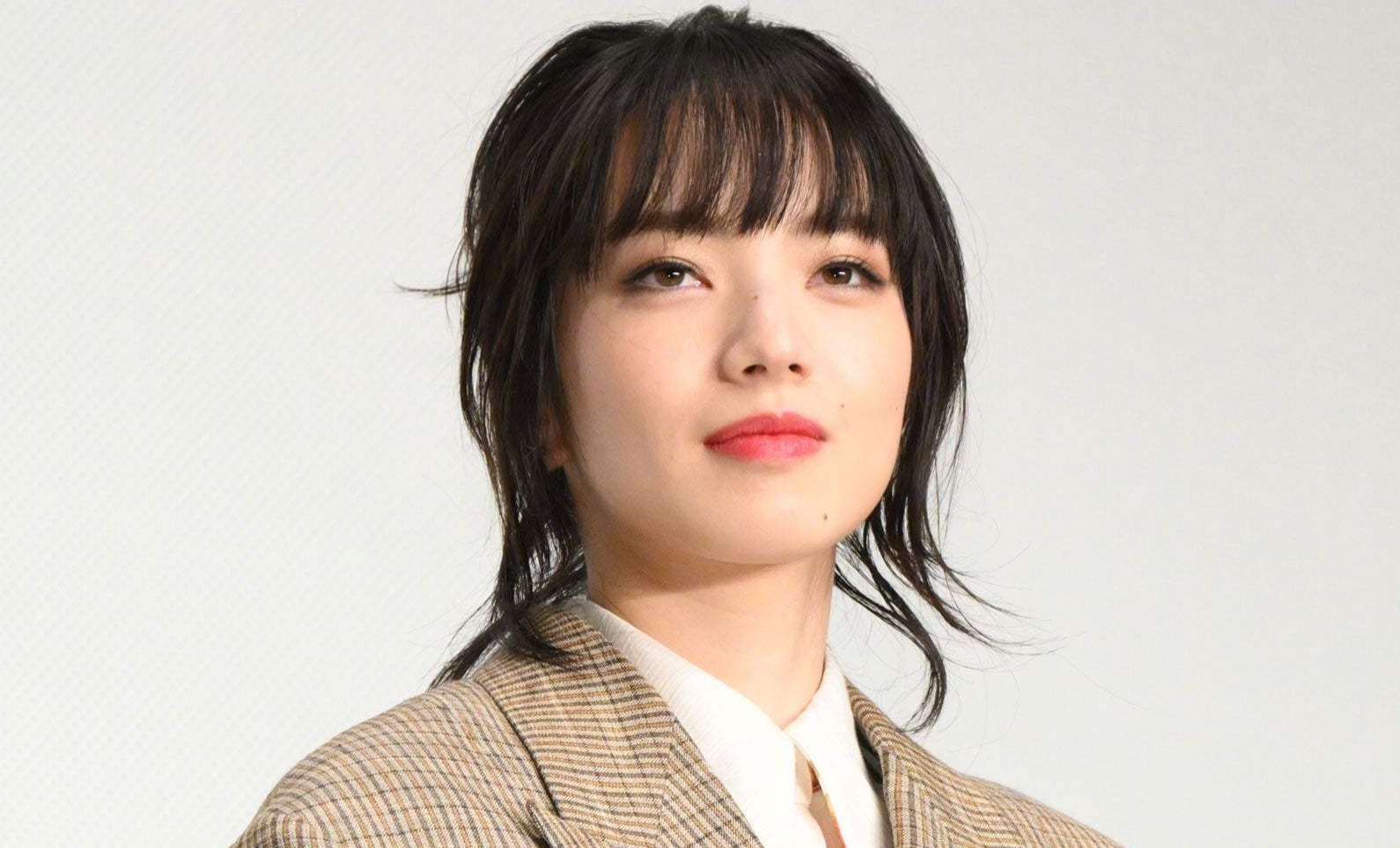 小松菜奈产子后首次亮相 身穿卡其色套装状态极佳