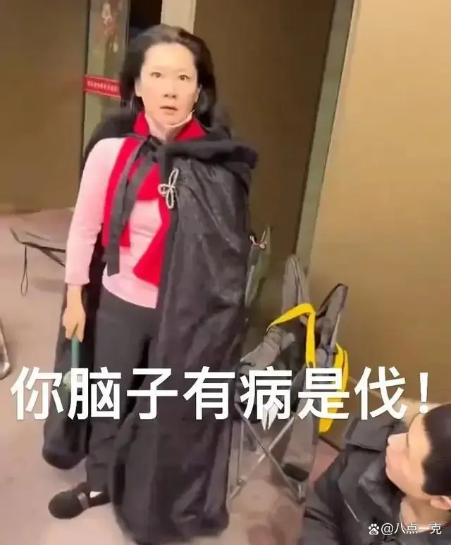 何赛飞拿着权杖追着代拍打！边追边喊：你脑子进水了是吧