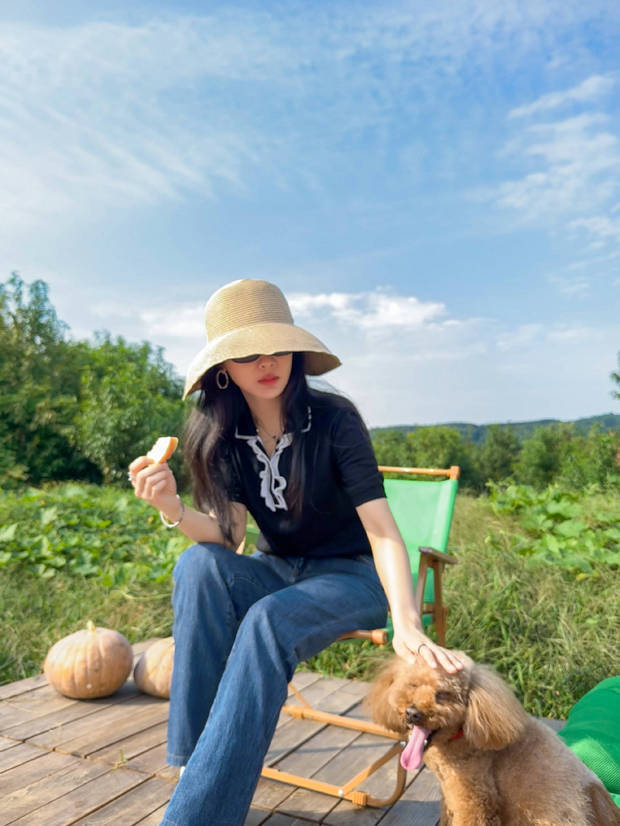 杨紫晒中秋节营业美照 头戴草帽感受田园风光