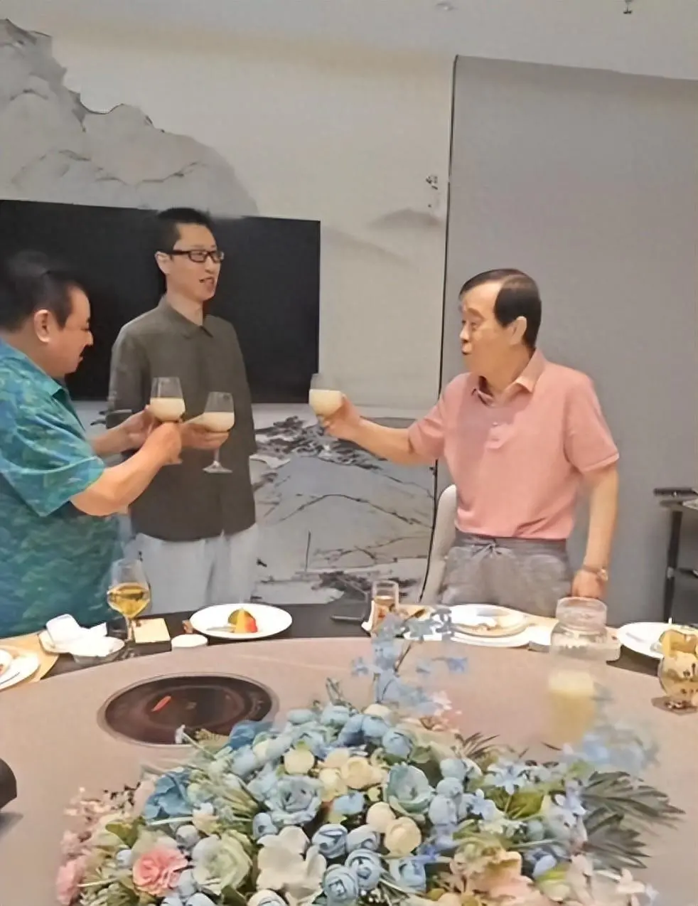 77岁李金斗与75岁石富宽参加聚会，体态臃肿精神好，发量让人羡慕