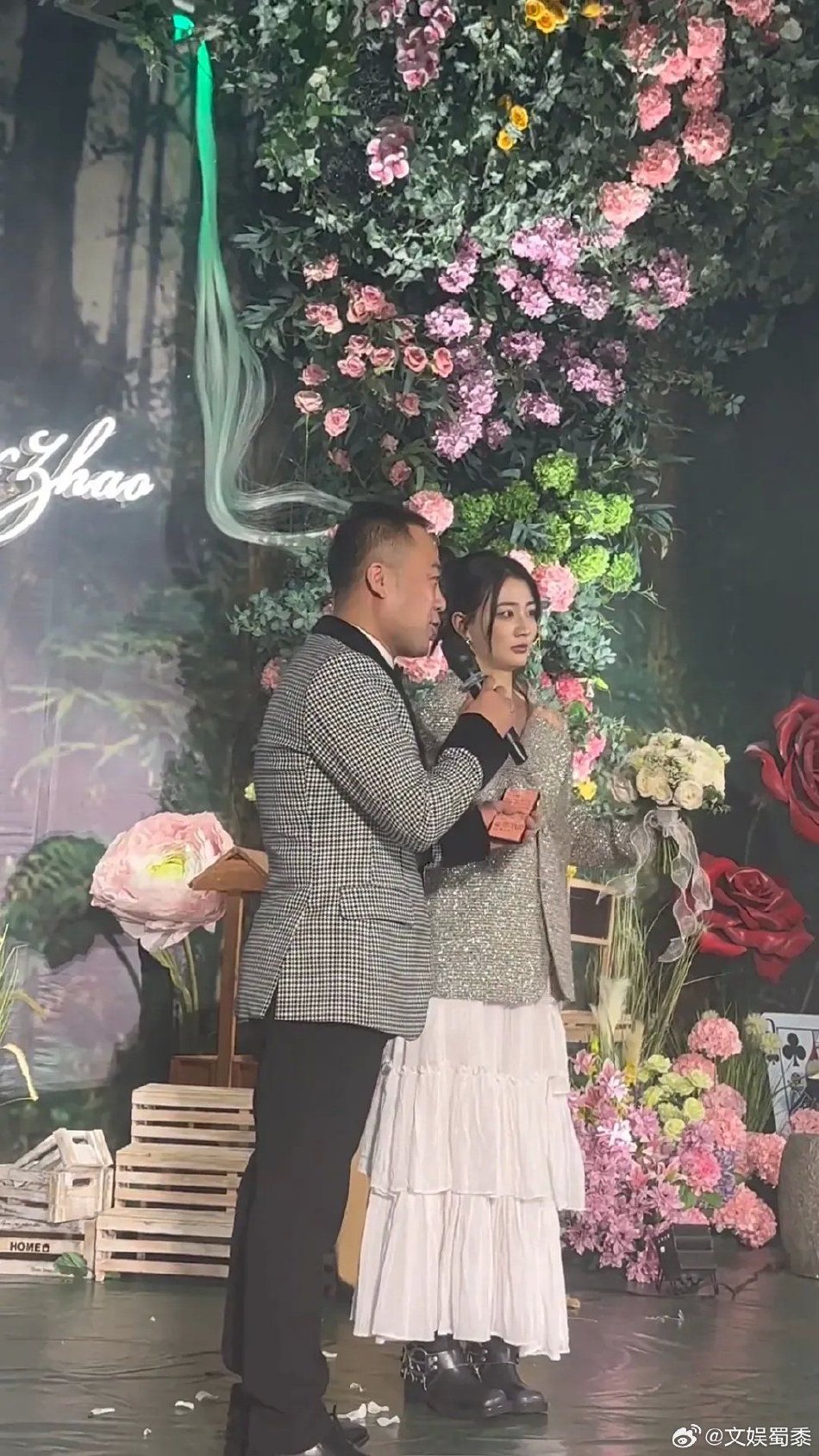 徐璐参加好友婚礼无意间抢到捧花 大方为新人送上祝福