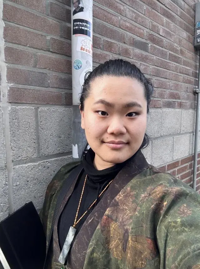 毕福剑27岁女儿毕凌罕晒素颜照，瘦了一圈显秀气，造型越来越淑女