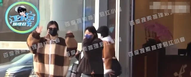 女星司机被曝在高速上倒车，跟车粉丝还效仿？