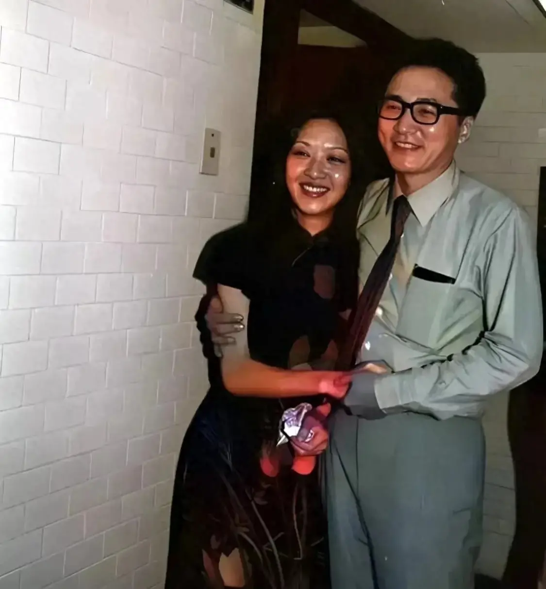 李敖与胡因梦离婚当天，笑着拍了这张照片，之后他却骂了对方37年