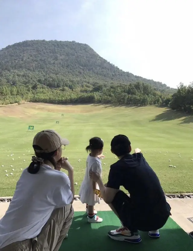 董子健陪女儿在街边跳舞超有爱，6岁大福长得像爸爸，气质随孙怡