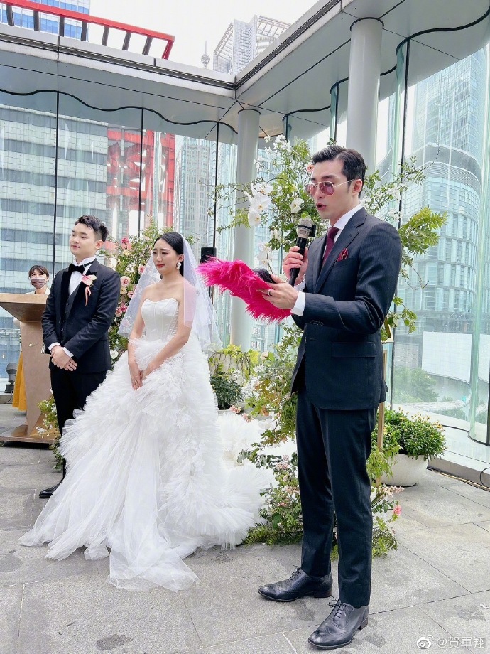 贺军翔分享参加妹妹婚礼照片 穿西装戴墨镜酷帅有型