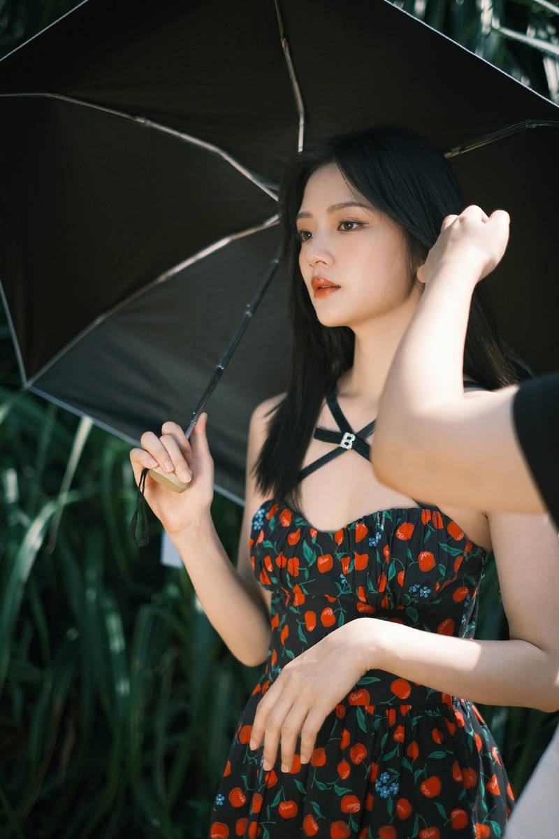 任敏穿樱桃碎花裙拍夏日美照 嘟嘴卖萌变可爱少女