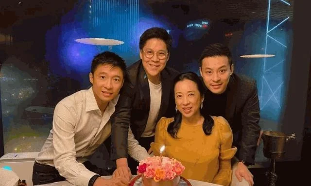 朱玲玲再当婆婆！儿子霍启仁向泰国女友求婚成功，女方打扮朴素似大嫂郭晶晶