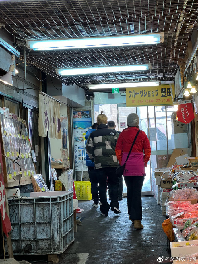 网友日本海鲜市场偶遇鹿晗关晓彤 两人穿着保暖低调甜蜜