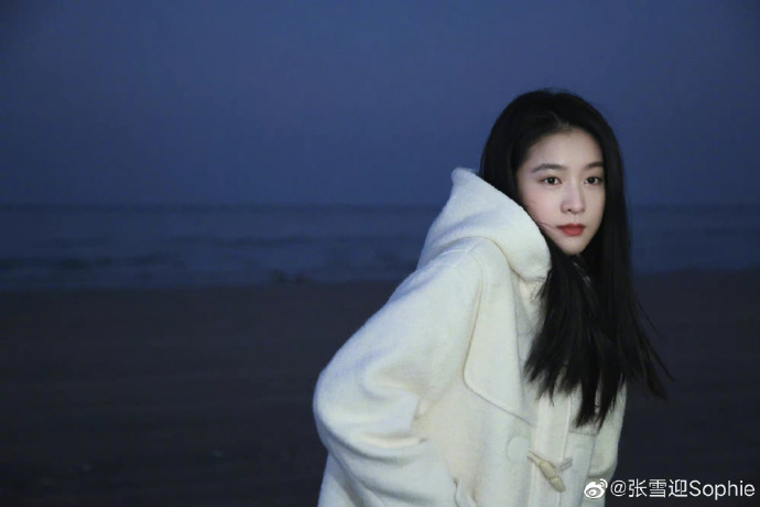 张雪迎海边迎风随拍释出 格纹长裤文艺感曙光少女