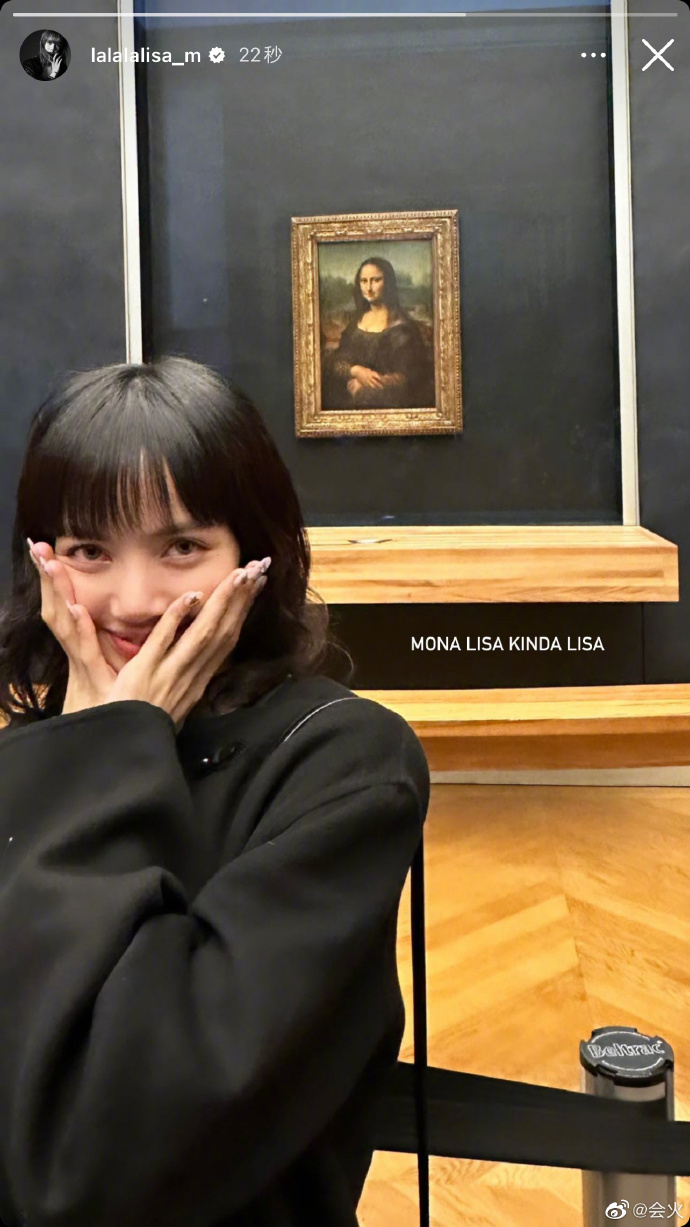 Lisa逛艺术展晒照 与蒙娜丽莎画像开心合影