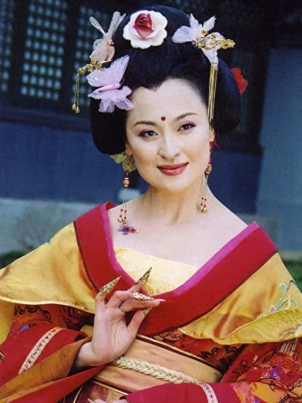 她因太美被亲妈扮丑，成名后嫁二婚富豪当后妈，如今发福认不出