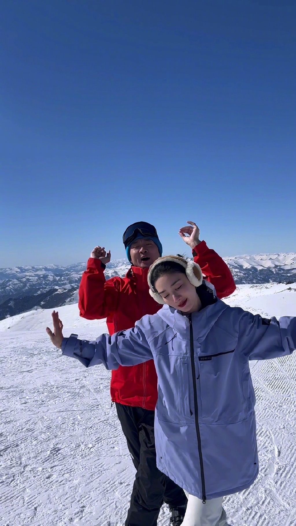 黄奕印小天雪山跳蒙古舞 两人配合默契氛围欢快