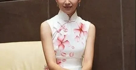 这位清纯女明星睡了亲儿子，难怪找小鲜肉当替身？