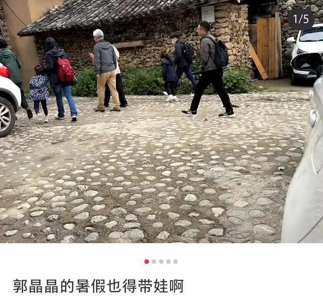 郭晶晶夫妇牵2个女儿游丽江，霍启刚母亲和郭妈妈一路同行好和睦