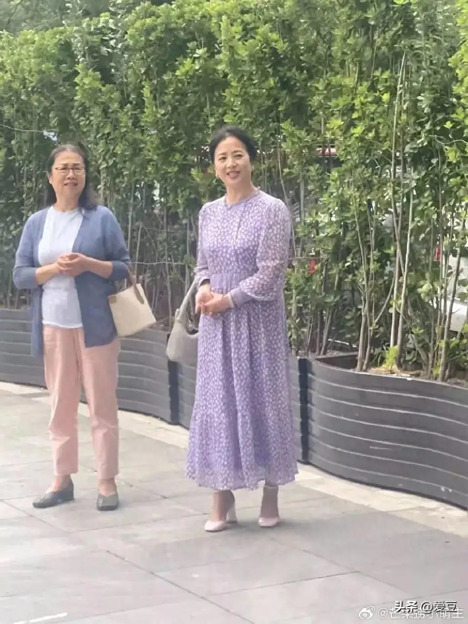 刘亦菲妈妈被偶遇，65岁了还是那么美丽，气质优雅