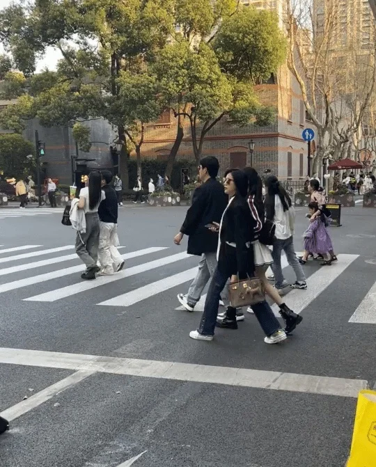 鲍蕾一家四口现身上海街头，15岁贝儿大长腿吸睛！二女儿顺拐了