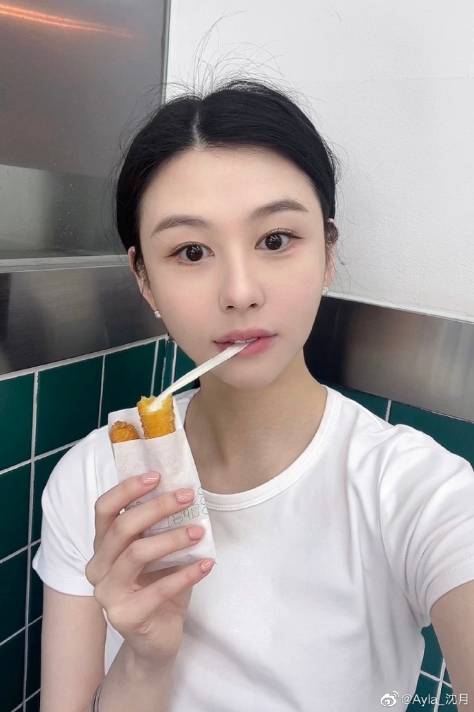 邱淑贞女儿沈月晒日常照 手拿汉堡甜美可爱素颜难掩气质