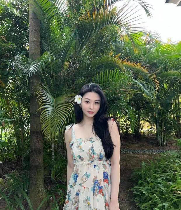 邱淑贞女儿沈月晒美照 吊带裙身材纤瘦星味十足