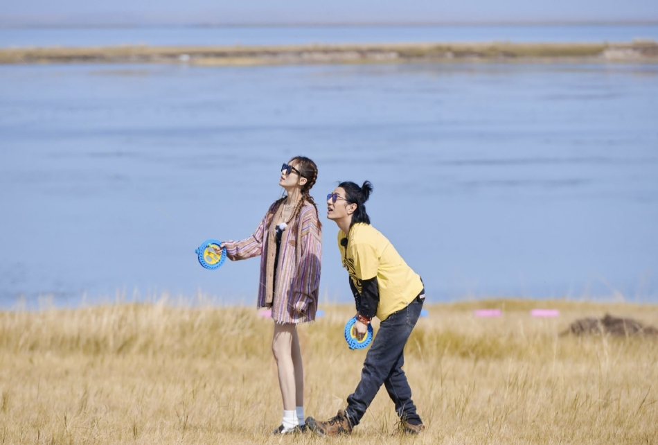 郑钧刘芸《妻子的浪漫旅行》录制写真 海边漫步浪漫恩爱