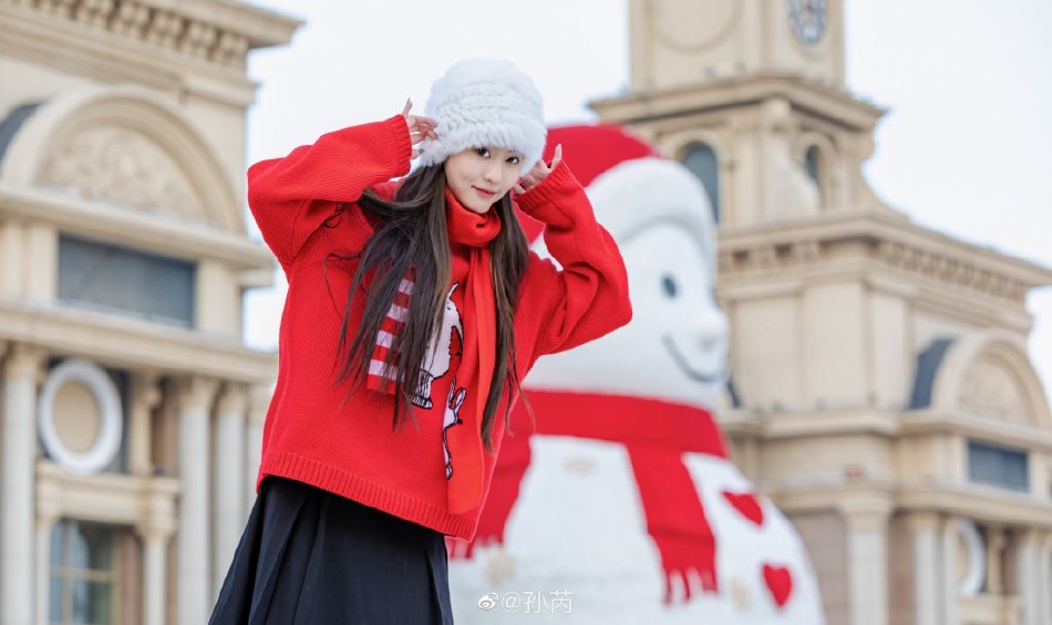 孙芮晒哈尔滨街头写真 红衣白帽搭配雪人喜庆可爱