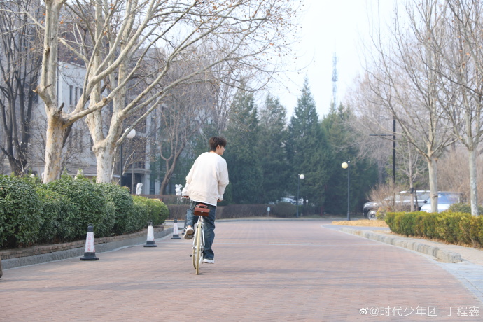 丁程鑫骑单车变身邻家男孩 白T简单帅气笑容阳光治愈